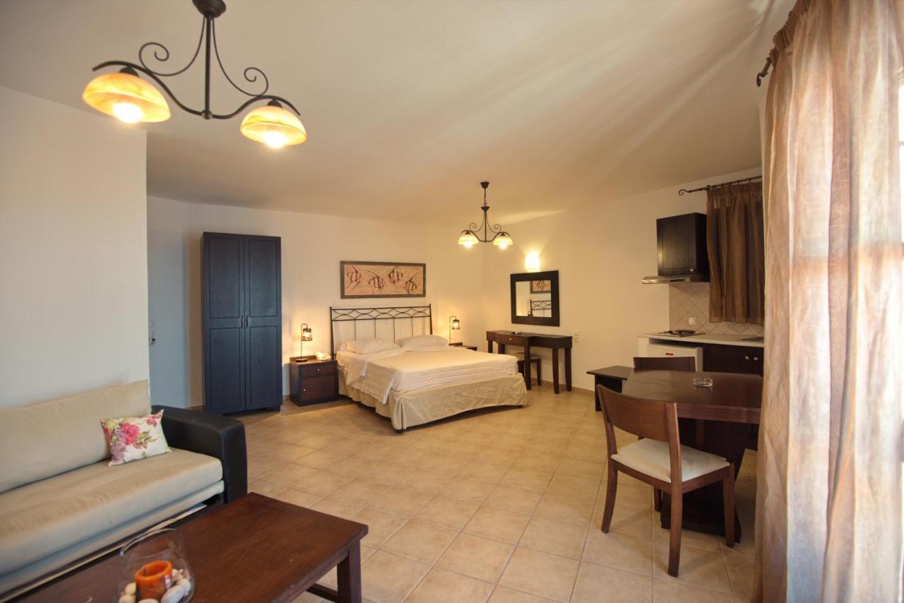 Yalis Hotel Votsi  Екстер'єр фото