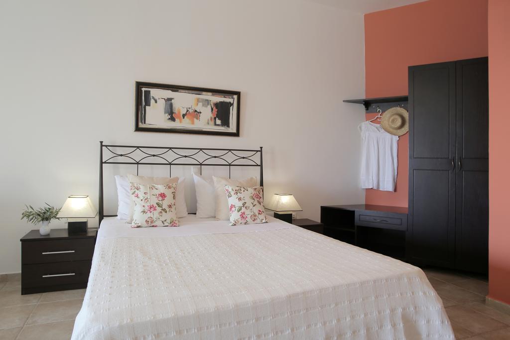 Yalis Hotel Votsi  Екстер'єр фото